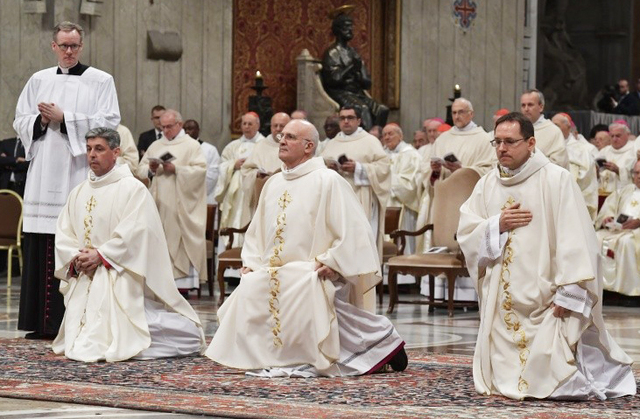 지난 3월 19일(현지시간) 바티칸 성베드로 대성당에서 알프레드 수에레브(가운데) 신부 등 3명에 대한 주교 서품식이 거행되고 있다. 프란치스코 교황은 강론에서 “군림하기보다는 섬기는 일에 치중해야 한다”고 당부했다. (출처: 교황청 홈페이지) 2018.3.19