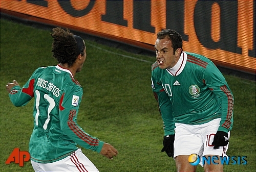 2010남아공월드컵 A조 프랑스와 경기에서 페널티킥을 성공시킨 멕시코 공격수 콰우테목 블랑코(오른쪽)와 미드필더 히오반니 도스 산토스가 세리머니를 하고 있다. (출처: 뉴시스)