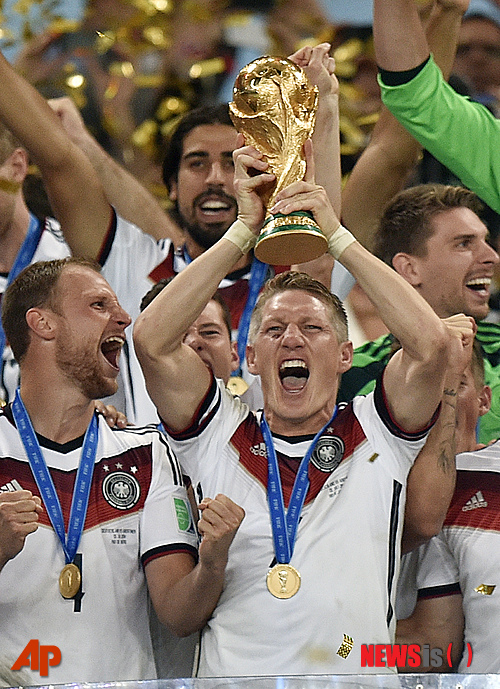 2014브라질월드컵 결승에서 연장 후반 8분 터진 마리오 괴체의 결승골에 힘입어 독일이 1-0 승리를 거뒀다. 우승을 차지한 독일 선수단이 월드컵을 들어올리며 기쁨을 만끽하고 있다. 월드컵을 들어올리고 있는 바스티안 슈바인슈타이거의 모습 (출처: 뉴시스)