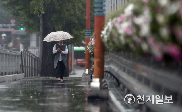 [천지일보=박완희 기자] 전국적으로 날씨가 흐리고 비가 내리는 6일 오전 한 시민이 우산을 쓴 채 서울 중구 청파로 거리를 걷고 있다. ⓒ천지일보(뉴스천지) 2018.5.6