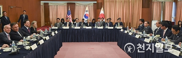 [천지일보=임혜지 기자] 강경화(가운데) 외교부 장관과 마이크 폼페이오(왼쪽 두번째) 미국 국무장관, 고노 다로(오른쪽 두번째) 일본 외무상이 14일 오전 서울 외교부 청사에서 열린 한미일 외교장관 회담을 갖고 있다. ⓒ천지일보(뉴스천지) 2018.6.14