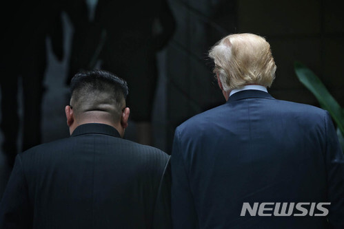 12일 김정은 북한 국무위원장과 도널드 트럼프 미국 대통령이 싱가포르 센토사섬 카펠라 호텔에서 업무오찬을 한 뒤 산책하고 있다. (출처: 뉴시스)