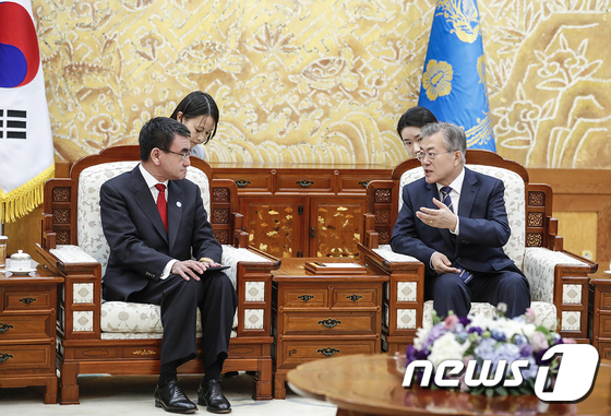 문재인 대통령이 11일 오후 청와대에서 고노 다로 일본 외무상을 만나 대화를 나누고 있다. (출처: 뉴시스)