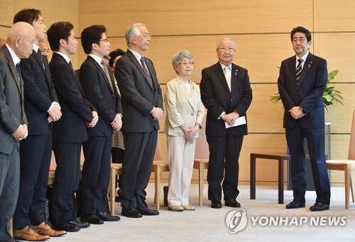 14일 일본 도쿄 총리관저에서 납치 피해자 가족들을 초청한 아베 신조(오른쪽) 일본 총리. (출처: 연합뉴스)