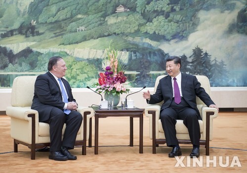 시진핑 중국 국가주석(오른쪽)과 마이크 폼페이오 미국 국무장관이 14일(현지시간) 베이징 인민대회당에서 회담하고 있다. (출처: 뉴시스)