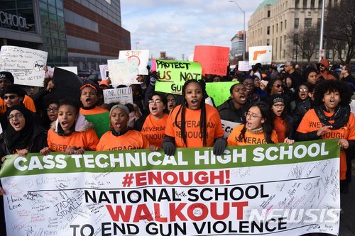 잇따른 학교 총기 참사에 분노한 미국 학생들이 14일 오전 10시(현지시간)를 기해 미국 전역에서 일제히 총기 규제 강화를 촉구하는 ‘전국 학생 동맹 휴업(The National School Walkout)’과 시위를 벌였다. 이날 미시간 주 디트로이트에 있는 카스 테크니컬 고교 학생들이 총기규제에 항의하는 시위를 벌이고 있다. (출처: 뉴시스)