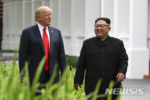 김정은 북한 국무위원장과 도널드 트럼프 미국 대통령이 지난 12일 오전 싱가포르 센토사 섬 카펠라 호텔에서 열린 북미정상회담 중 업무오찬 후 통역 없이 잠시 산책에 나섰다. (출처: 뉴시스)