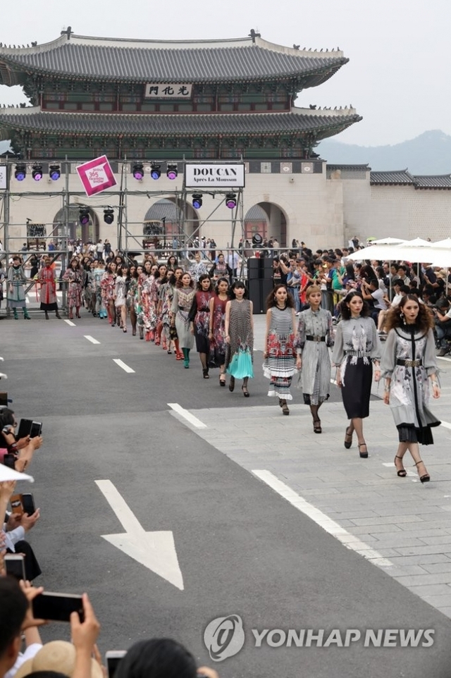 (서울=연합뉴스) 17일 오후 광화문 세종대로에서 '차 없는 거리 패션쇼'를 하고 있다. 서울시가 차 없는 거리의 날을 맞아 개최한 행사다.