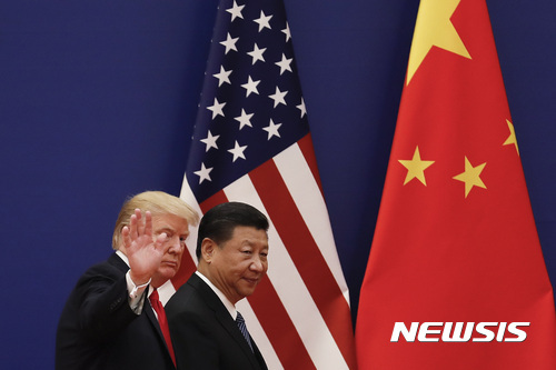 미국과 중국의 무역전쟁이 본격화되면서 전 세계 금융시장이 출렁이고 있다. 사진은 지난해 11월 중국 베이징에서 열린 무역 행사에 참여한 도널드 트럼프 미국 대통령(왼쪽)과 시진핑 중국 국가 주석. (출처: 뉴시스)