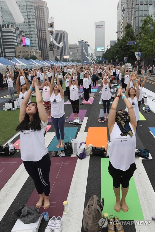 (서울=연합뉴스) 17일 오후 서울 광화문광장에서 열린 제4회 UN 세계 요가의 날 행사에서 참가자들이 요가 동작을 취하고 있다.