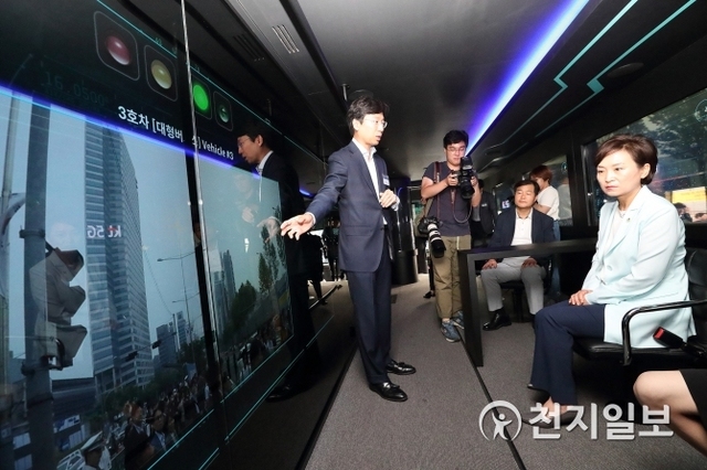 김현미 국토교통부 장관(오른쪽)이 17일 KT 자율주행 버스에 탑승해 ‘협력 자율주행’ 기술에 대해 설명을 듣고 있다. (제공: KT) ⓒ천지일보(뉴스천지) 2018.6.17