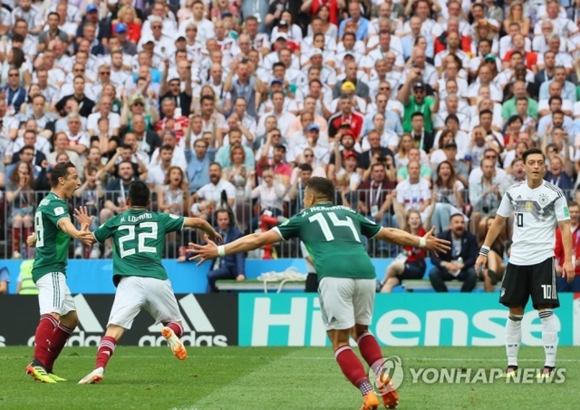 17일(현지시간) 모스크바 루즈니키 스타디움에서 열린 2018 러시아월드컵 F조 독일-멕시코 경기에서 멕시코 이르빙 로사노(22)가 첫 골을 터뜨린 뒤 환호하고 있다. (출처: 연합뉴스)