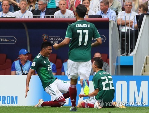(모스크바=연합뉴스) 17일(현지시간) 모스크바 루즈니키 스타디움에서 열린 2018 러시아월드컵 F조 독일-멕시코 경기에서 멕시코 이르빙 로사노(22)가 첫 골을 터뜨린 뒤 동료들과 환호하고 있다.