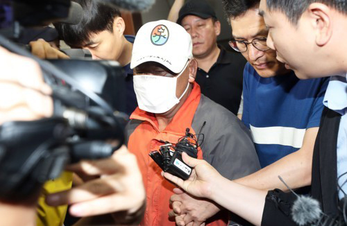 (군산=연합뉴스) 전북 군산시 장미동 한 주점에 불을 지른 혐의로 긴급체포된 이모(55)씨가 18일 새벽 병원 치료를 받기 위해 군산경찰서를 나가고 있다.