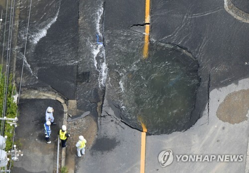 (오사카 교도=연합뉴스) 18일 일본 오사카부(大阪府)에서 규모 5.9의 지진이 발생, 수도관이 파열되어 있다.