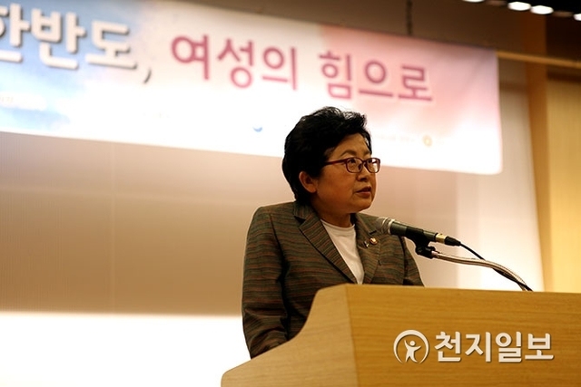 [천지일보=이예진 인턴기자] 정현백 여성가족부 장관이 18일 서울 영등포구 국회도서관 대강당에서 열린 ‘평화와 번영의 한반도, 여성의 힘으로’ 여성평화심포지엄에서 축사를 하고 있다. ⓒ천지일보(뉴스천지) 2018.6.18