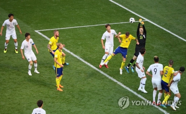 골키퍼 조현우(23)가 18일 러시아 니즈니노브고로드 스타디움에서 열린 2018 러시아 월드컵 F조 스웨덴과의 경기에서 스웨덴의 공격을 펀칭으로 쳐내고 있다. (출처: 연합뉴스)