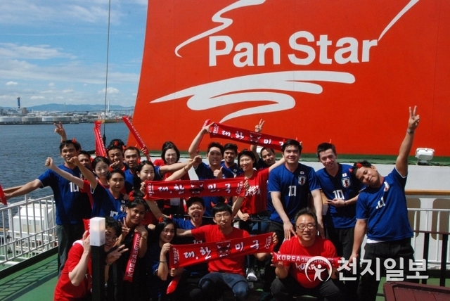 팬스타 그룹이 2018년 러시아 월드컵을 맞아 한국과 일본을 오가는 크루즈 여객선 내 승객들이 지난 18일 한·일 공동 응원전을 펼치고 있다. (제공: 팬스타)  ⓒ천지일보(뉴스천지) 2018.6.19