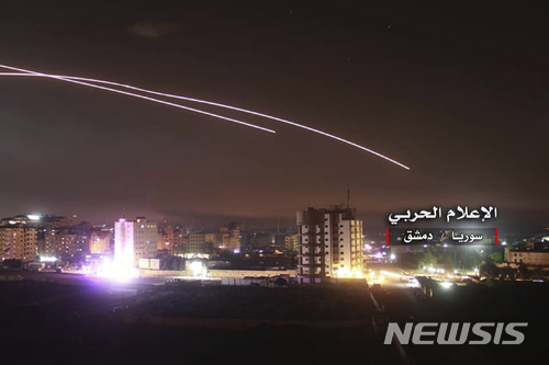 지난 5월 시리아 수도 다마스쿠스 상공으로 미사일이 날아가고 있다. (출처: 뉴시스)