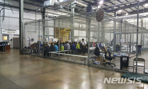 미 텍사스주 매캘런의 임시수용소에 미국으로 불법 입국하려다 체포된 사람들이 철창 안에 수용돼 있다. 이 사진은 미 관세국경보호청이 제공한 것이다. (출처: 뉴시스)