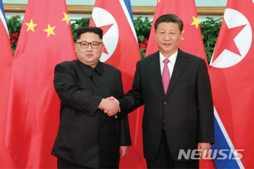 김정은 북한 국무위원장이 지난 5월 오전 중국 베이징을 전격 방문했다. 사진은  김정은  위원장이 지난 5월 중국 다롄에서 시진핑 주석을 만나 악수하는 모습. (출처: 뉴시스)