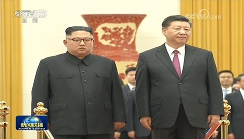 중국중앙(CC)TV에 보도된 김정은 북한 국무위원장과 시진핑(習近平) 중국 국가주석의 회동. (출처: 연합뉴스)