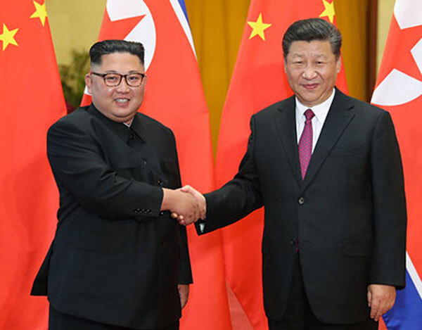 19일 중국을 방문한 김정은 북한 국무위원장이 시진핑 중국 국가주석을 만나 악수를 하고 있다. (출처: 중국 외교부)
