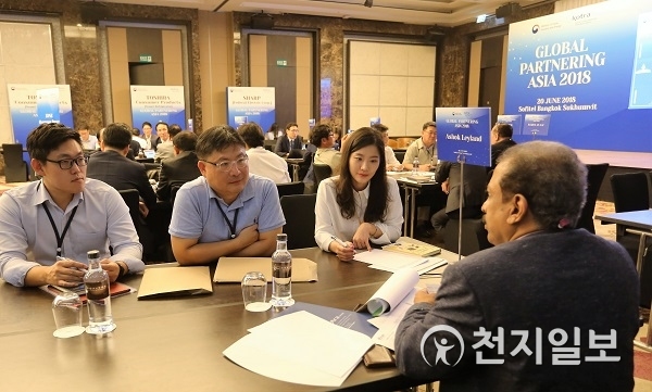 KOTRA가 20일(현지시간) 태국 방콕에서 ‘아시아 글로벌파트너링 사업(GP Asia 2018)’을 개최, 국내 참가 기업과 해외 글로벌 기업이 1:1 수출 상담을 하고 있다. (제공: KOTRA) ⓒ천지일보(뉴스천지) 2018.6.20