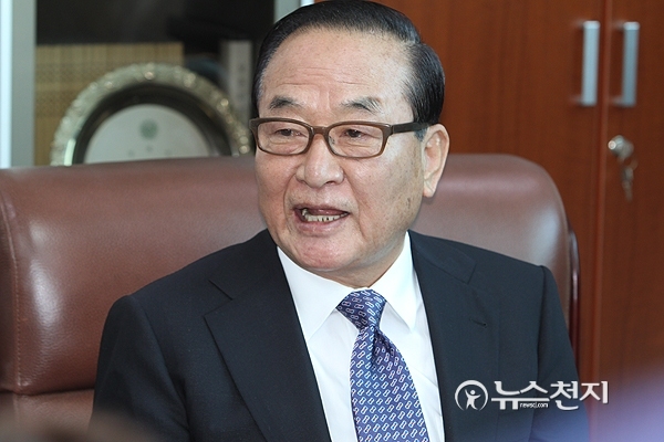 자유한국당 서청원 의원이 22일 국회의원회관에서 한국당 윤리위원회의 ‘탈당 권유’ 징계에 대한 입장을 밝히고 있다. ⓒ천지일보(뉴스천지)