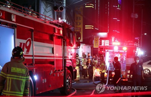 (군산=연합뉴스) 17일 오후 9시 53분께 전북 군산시 장미동 한 유흥주점에서 불이 나 소방대원이 구조작업을 하고 있다.