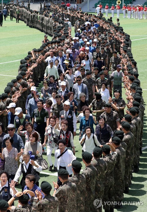 (논산=연합뉴스) 6·25 전쟁 기념일을 사흘 앞둔 22일, 충남 논산 육군훈련소를 찾은 참전용사들이 훈련병들의 박수를 받으며 입영심사대를 걸어가고 있다.