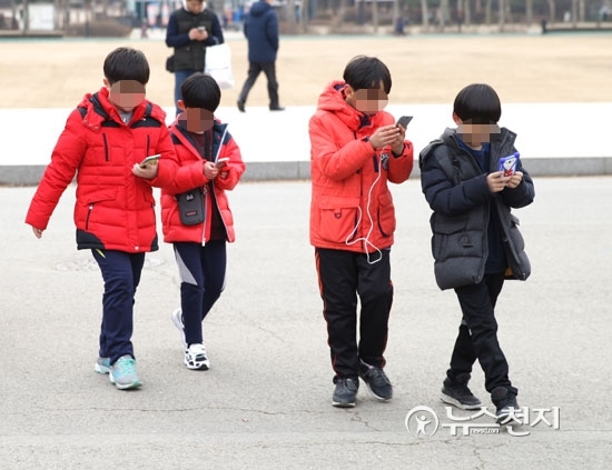 스마트폰 보급이 늘어나면서 청소년·아동의 스마트폰 인터넷 중독이 사회문제로 대두되고 있다.  ⓒ천지일보(뉴스천지)