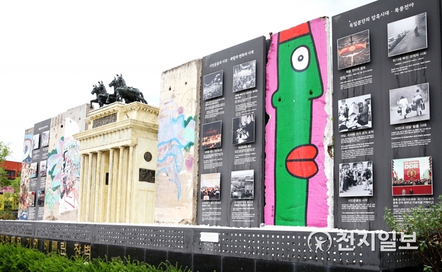 의정부 ‘평화통일 테마공원’에는 냉전의 상징에서 평화의 상징이 된 독일 베를린장벽 실물이 전시돼 있다. 베를린장벽 조각 5개, 네 마리의 말이 인상적인 베를린 브란덴브루크문 조형물, 독일 통일 과정을 설명해 놓은 구조물 3개로 이루어져 있다. 화려한 색감으로 사람 얼굴을 그려 눈길이 가는 장벽은 예술가 티에르 느와르의 작품이다. ⓒ천지일보(뉴스천지) 2018.6.22