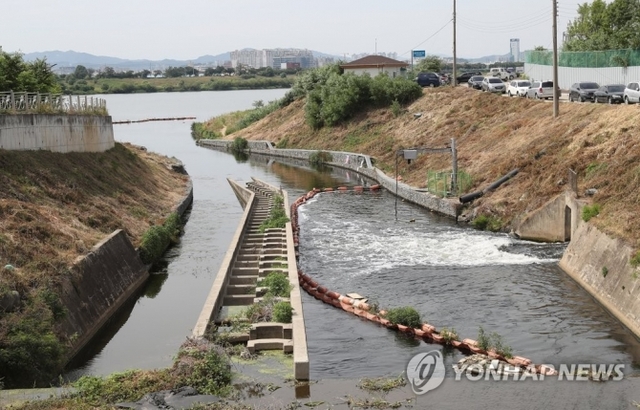 낙동강 수계에서 과불화헥산술폰산의 주요 배출 장소는 구미 하수처리구역으로 파악됐다. 22일 오후 경북 구미하수처리장에서 방류한 물이 낙동강으로 합류하고 있다. (출처: 연합뉴스)