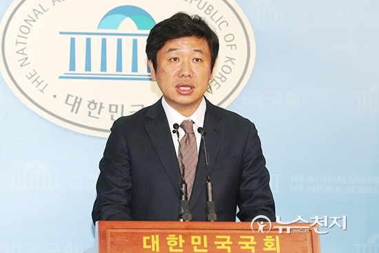 바른정당 유의동 신임 대변인이 15일 국회 정론관에서 인사말을 하고 있다.  ⓒ천지일보(뉴스천지)