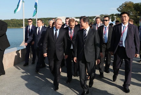 지난 2017년 9월 7일 한러 정상회담에서 문재인 대통령과 블라디미르 푸틴대통령이 해안가를 함께 산책하고 있는 모습 (출처: 청와대)