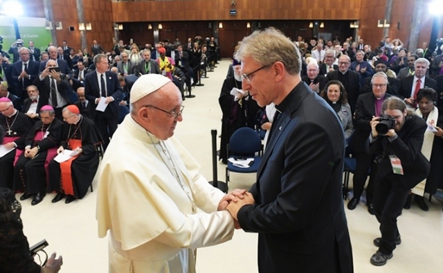 프란치스코 교황(왼쪽)이 21일(현지시간) 스위스 제네바에서 열린 세계교회협의회(WCC) 70주년 행사에서 WCC 올라프 트베이트 총무와 만나 대화를 하고 있다.(출처: 교황청 홈페이지)