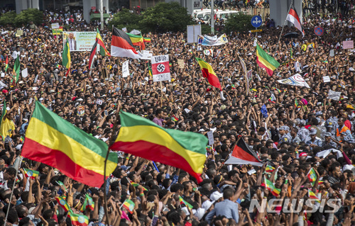 23일(현지시간) 에티오피아의 수도 아디스아바바 메스켈 광장에서 대규모 군중 집회가 열리고 있다. 아비 아메드 신임총리가 참석한 이날 행사에서 폭발 사고가 발생해 100명 이상이 부상했다. (출처: 뉴시스)