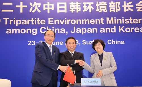 한중일 환경장관회의 서명식에서 악수하는 3국 장관. 오른쪽은 김은경 환경부 장관 (출처: 환경부)