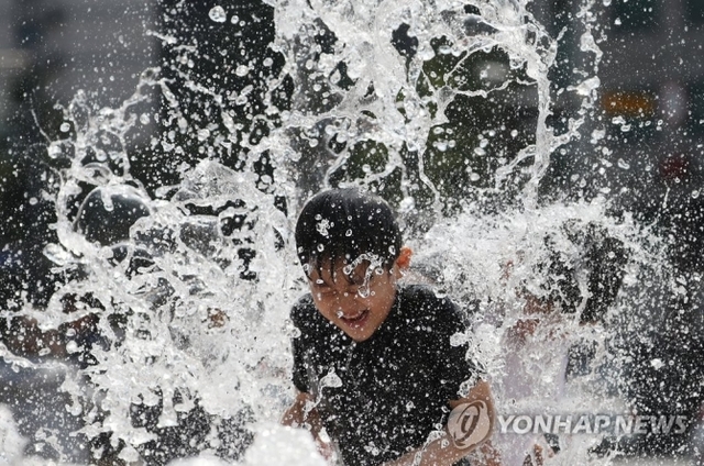 서울 낮기온 30도 이상의 폭염이 찾아온 24일 서울광장 분수대를 찾은 어린이가 더위를 잊고 물놀이를 하고 있다. (출처: 연합뉴스)