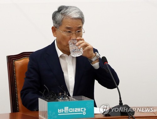 바른미래당 김동철 비상대책위원장이 15일 국회에서 기자간담회를 하며 물을 마시고 있다. 2018.6.15 (출처: 연합뉴스)