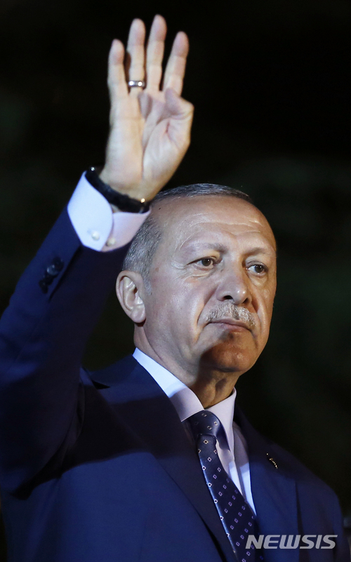 터키의 레세프 에르도안 대통령이 24일(현지시간) 그의 관저 앞에서 지지자들을 향해 인사하고 있다. (출처: 뉴시스)