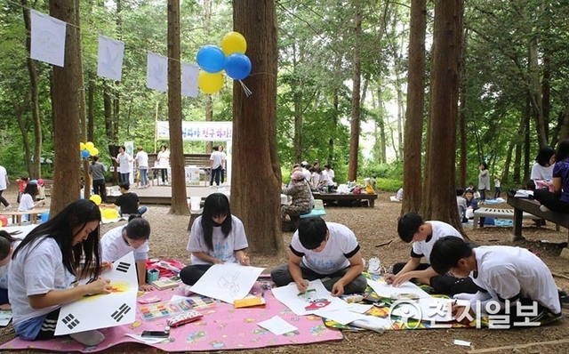 지난 23일 ㈔세계여성평화그룹 전북지부(IWPG)의 주최로 전주 건지산 편백나무숲 특별무대에서 열린 ‘제1회 평화사랑 전국 그림그리기 대회’에 참가한 학생들이 그림을 그리고 있다. (제공: IWPG 전북지부) ⓒ천지일보(뉴스천지) 2018.6.25