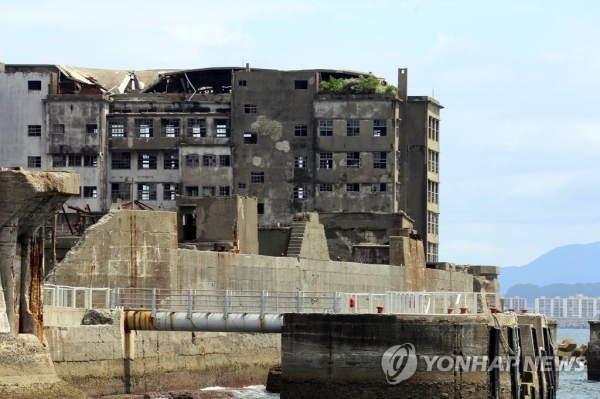 폐허가 된 군함도의 건물. (출처: 연합뉴스)