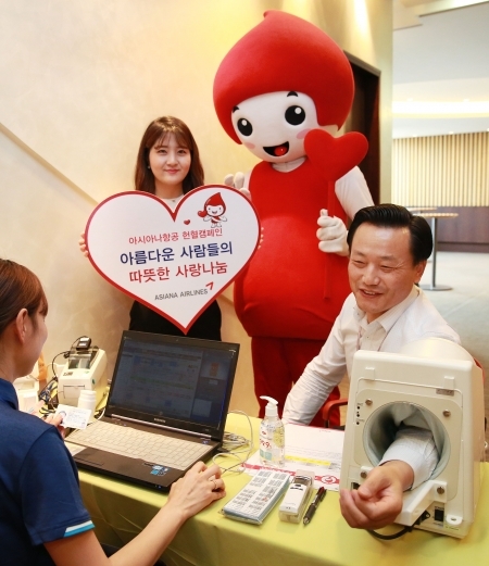 25일 강서구 아시아나항공 본사에서 진행된 헌혈 캠페인에 아시아나항공 김이배 경영관리본부장(오른쪽 첫 번째)이 헌혈에 동참하고 있다. (제공: 아시아나항공)