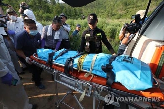 지난 24일 전남 강진군 도암면 한 야산에서 경찰이 8일 전 실종된 여고생으로 추정되는 시신을 수습해 운구하고 있다. (출처: 연합뉴스)