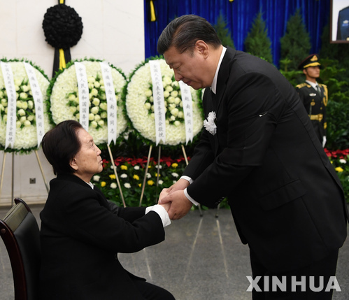 시진핑 중국 국가주석이 25일 베이징 바바오산 혁명공묘에서 열린 조남기 전 정협부주석의 장례식에 참석해 유족을 위로하고 있다. (출처: 뉴시스)
