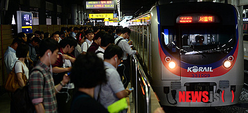 서울역 경의선 역사에서 열차가 들어오고 있다. (출처: 뉴시스)