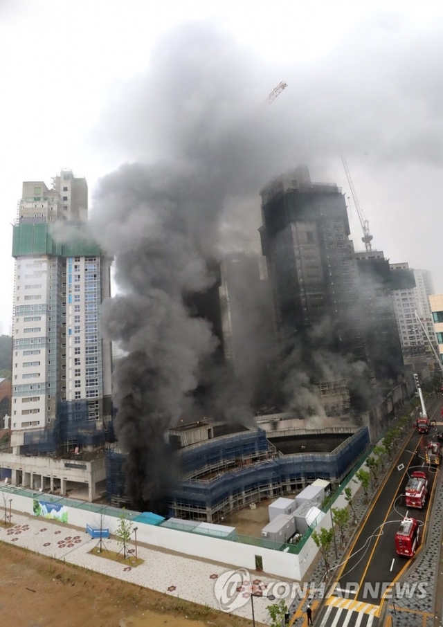 26일 오후 세종시 새롬동 신도심 한 아파트 공사현장에서 불이나 연기가 솟구치고 있다. (출처: 연합뉴스)