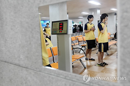 징집 대상자들이 현역 입대를 위해 병무청에서 신체검사를 받고 있다. (출처: 연합뉴스)